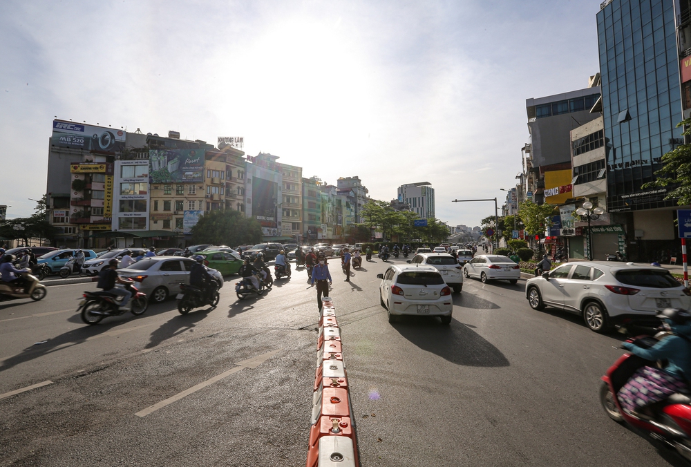 Hà Nội phân luồng thí điểm giao thông: Ngã tư sở bất ngờ hết cảnh ùn tắc, người dân bê xe, quay xe để rút ngắn quãng đường 700 mét - Ảnh 3.