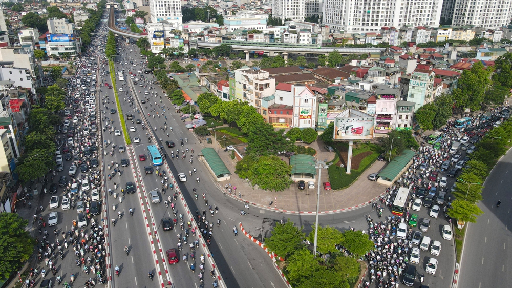 Hà Nội phân luồng thí điểm giao thông: Ngã tư sở bất ngờ hết cảnh ùn tắc, người dân bê xe, quay xe để rút ngắn quãng đường 700 mét - Ảnh 13.