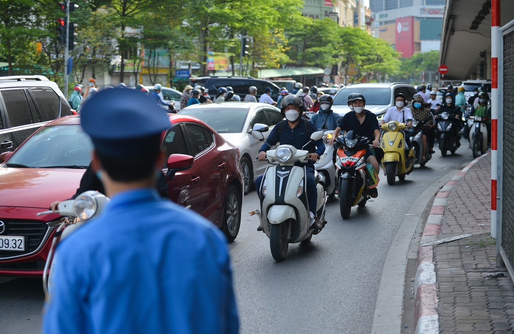 Hà Nội phân luồng thí điểm giao thông: Ngã tư sở bất ngờ hết cảnh ùn tắc, người dân bê xe, quay xe để rút ngắn quãng đường 700 mét - Ảnh 6.
