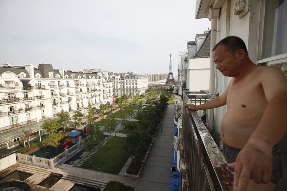 “Paris phiên bản lỗi” bỏ hoang của Trung Quốc: Từ tham vọng về thành phố hoa lệ giữa lòng châu Á tới cảnh ngán ngẩm hiện tại - Ảnh 11.