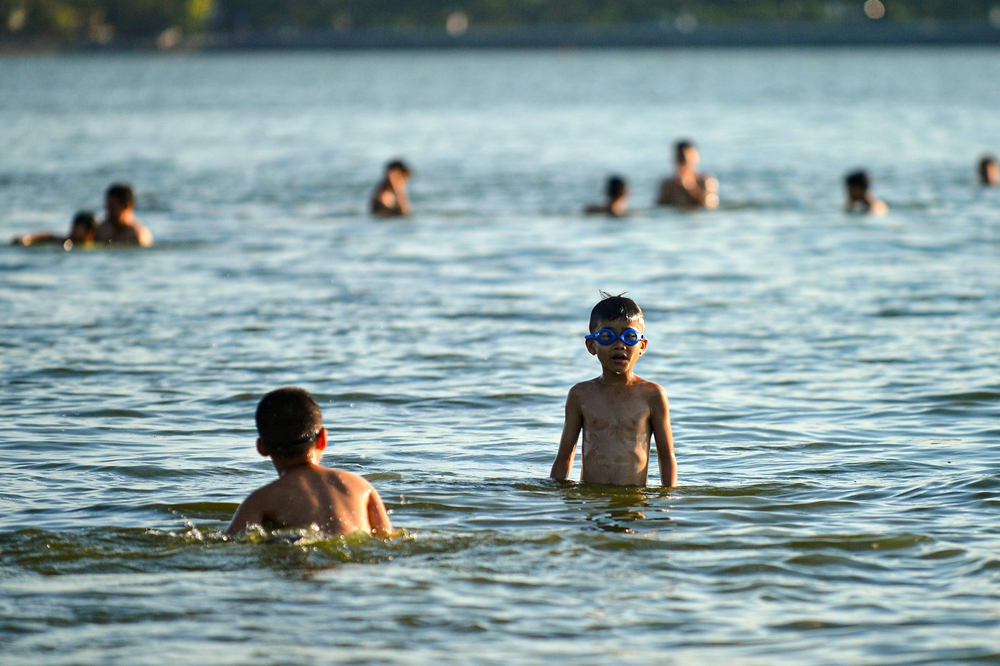 Hà Nội: Chán bể bơi, bố mẹ dẫn con, ông dẫn 4 cháu nhỏ ra hồ Tây tắm giải nhiệt ngày nắng gắt - Ảnh 3.