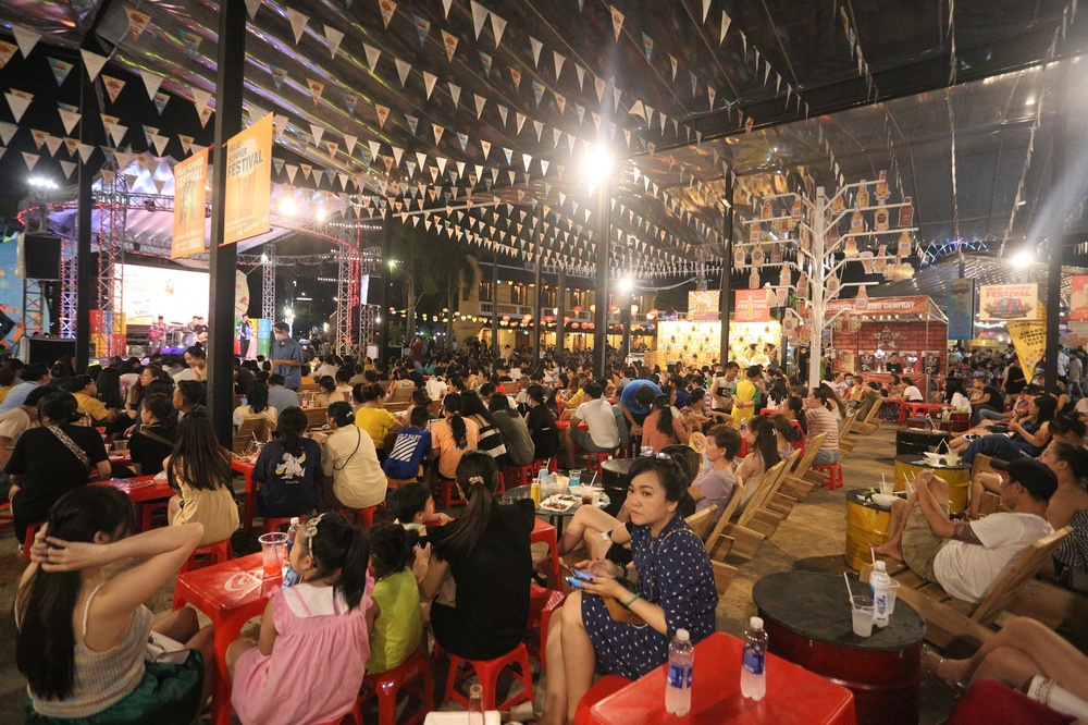 Carnival khuấy động đường phố, chợ đêm lớn nhất Đà Nẵng ken đặc khách tối cuối tuần - Ảnh 17.