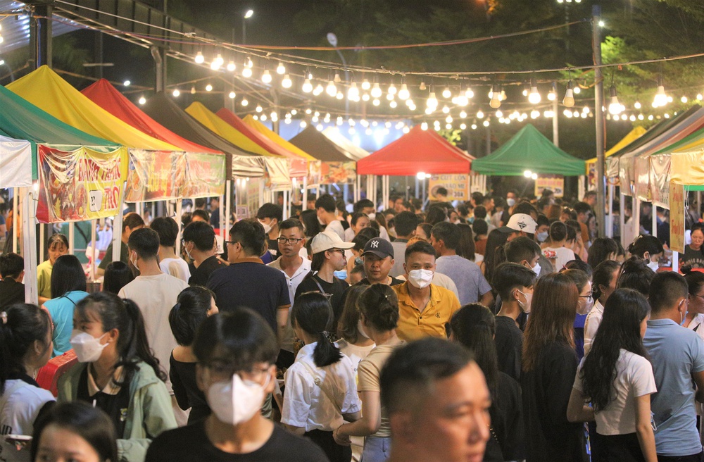 Carnival khuấy động đường phố, chợ đêm lớn nhất Đà Nẵng ken đặc khách tối cuối tuần - Ảnh 10.