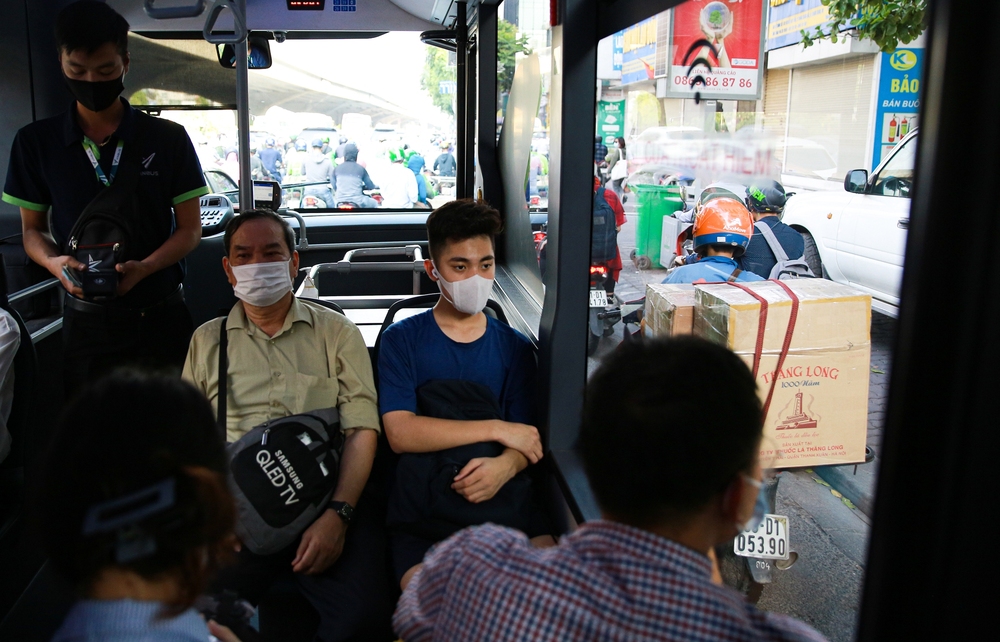 Theo chân dân công sở Hà Nội đi làm bằng xe đạp gấp, tàu điện và xe bus: Tiết kiệm hàng triệu đồng mỗi tháng! - Ảnh 8.