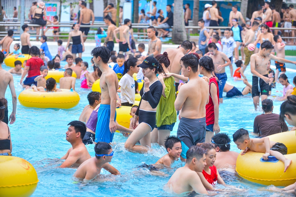 Ảnh: Hà Nội nắng 37 độ, hàng nghìn người chen chân ở công viên nước Hồ Tây tắm giải nhiệt - Ảnh 3.