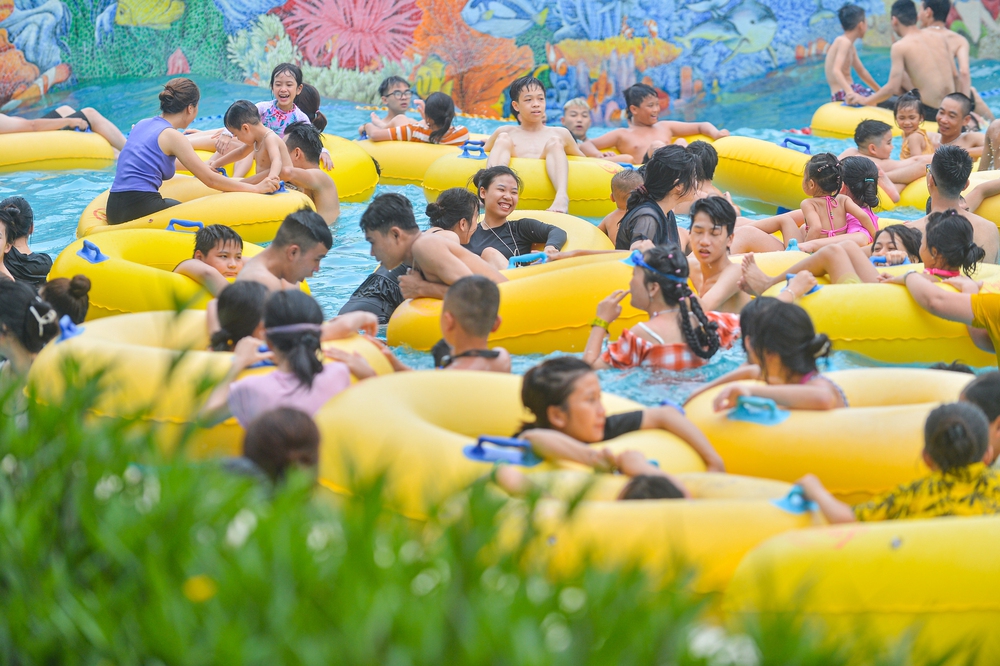 Ảnh: Hà Nội nắng 37 độ, hàng nghìn người chen chân ở công viên nước Hồ Tây tắm giải nhiệt - Ảnh 15.