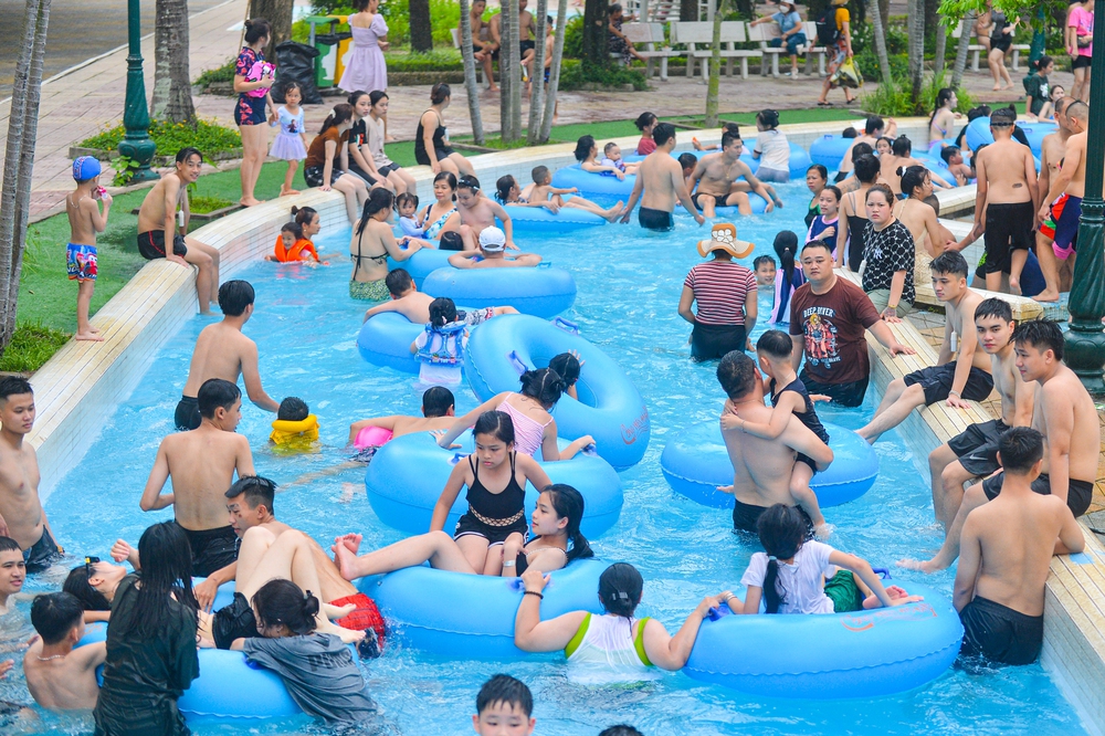 Ảnh: Hà Nội nắng 37 độ, hàng nghìn người chen chân ở công viên nước Hồ Tây tắm giải nhiệt - Ảnh 4. Ảnh: Hà Nội nắng 37 độ, hàng nghìn người chen chân ở công viên nước Hồ Tây tắm giải nhiệt - Ảnh 4.