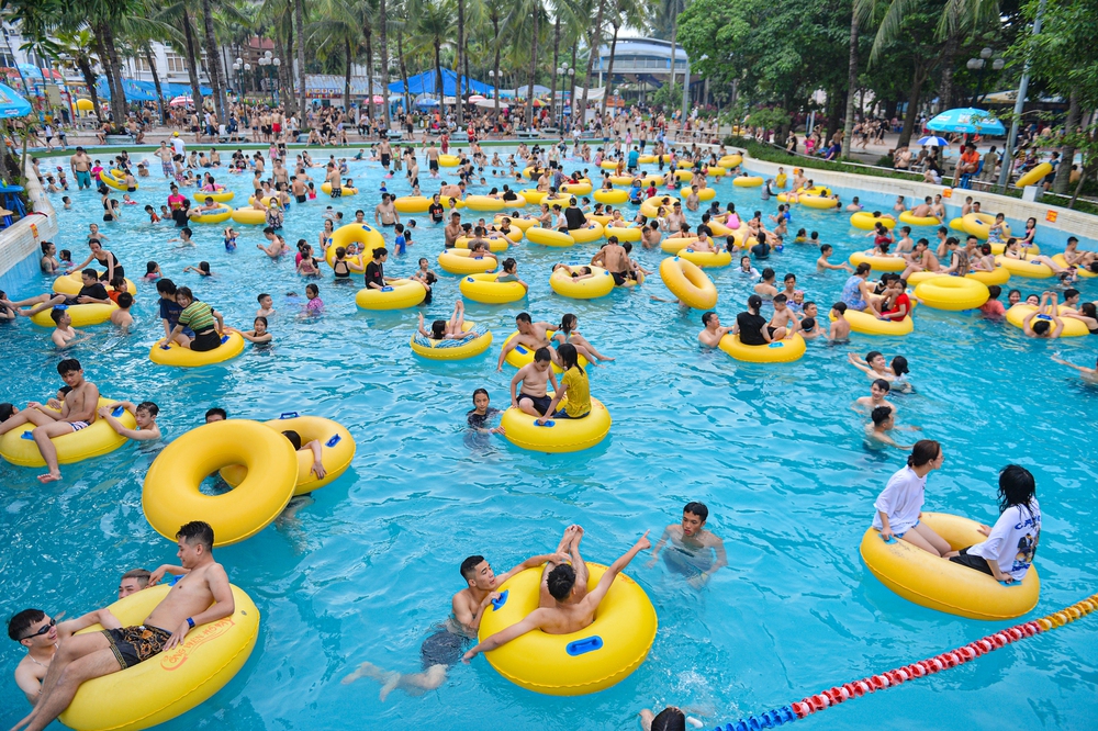 Ảnh: Hà Nội nắng 37 độ, hàng nghìn người chen chân ở công viên nước Hồ Tây tắm giải nhiệt - Ảnh 2.