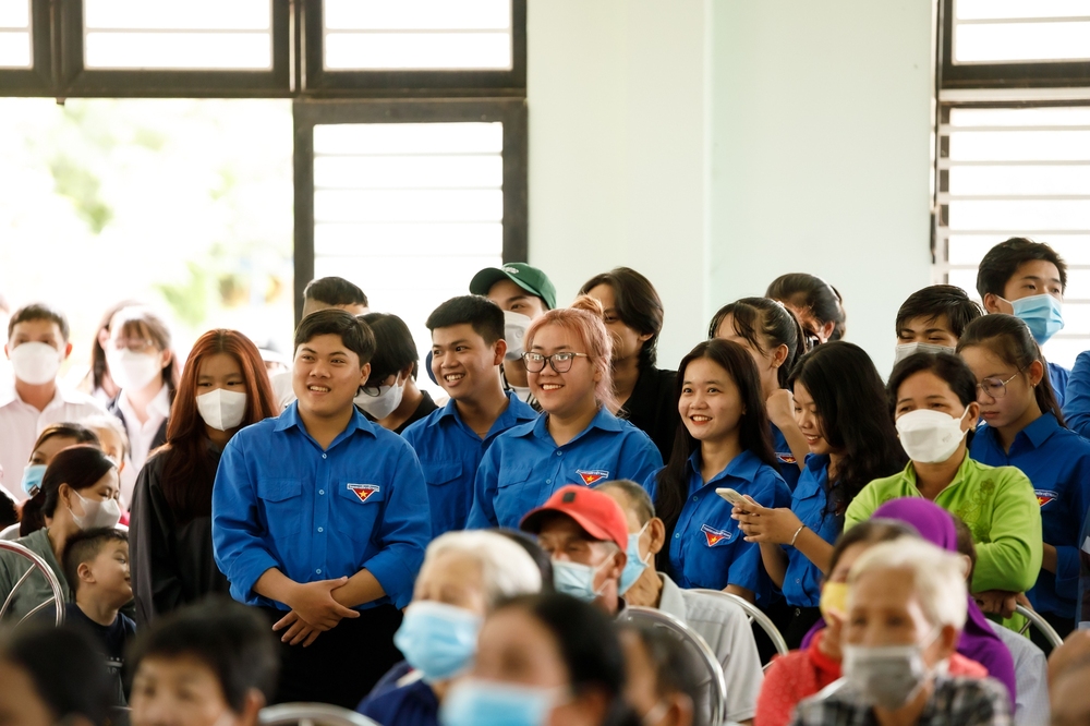 Ngọc Châu về nhà sau đăng quang: Người dân Tây Ninh vây kín vui như hội, hoa hậu gây chú ý với vẻ ngoài giản dị - Ảnh 2.