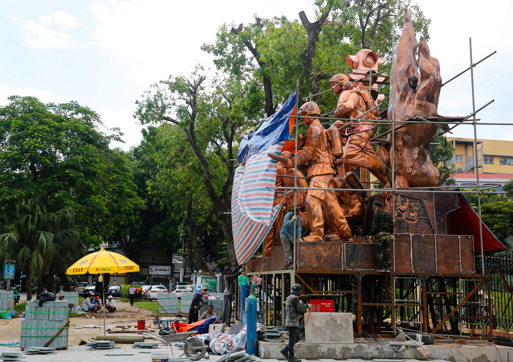 Cận cảnh tượng đài các chiến sĩ CSGT và PCCC ở Hà Nội trước ngày khánh thành - Ảnh 1.
