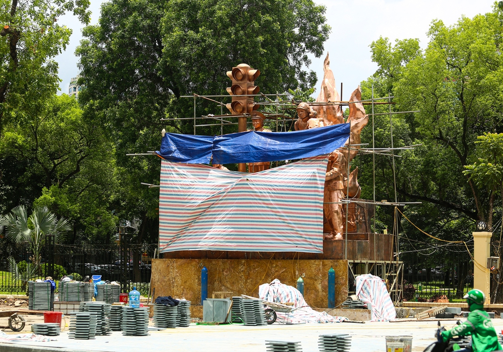 Cận cảnh tượng đài các chiến sĩ CSGT và PCCC ở Hà Nội trước ngày khánh thành - Ảnh 4.