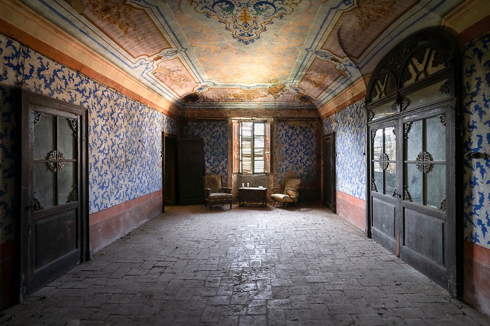 Nhiếp ảnh gia đi khắp nước Ý chụp những căn nhà bỏ hoang, kết quả thu được gây ngỡ ngàng - Ảnh 4.