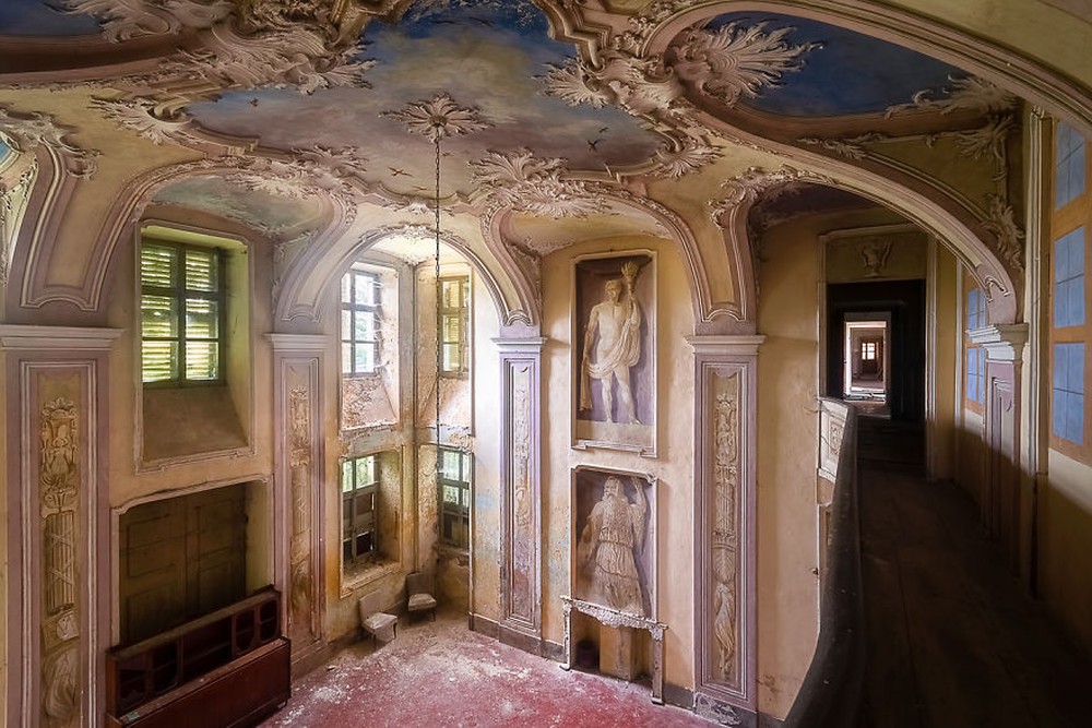 Nhiếp ảnh gia đi khắp nước Ý chụp những căn nhà bỏ hoang, kết quả thu được gây ngỡ ngàng - Ảnh 10.