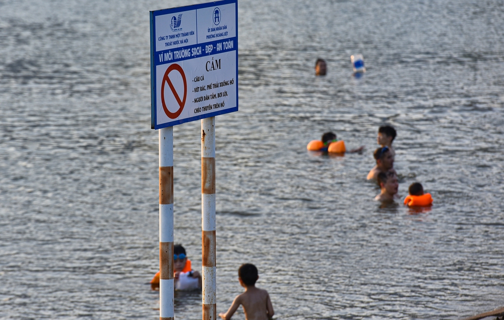 Ảnh: Hà Nội nắng nóng 37 độ C, người lớn, trẻ em biến hồ Linh Đàm thành bãi tắm để giải nhiệt - Ảnh 6.