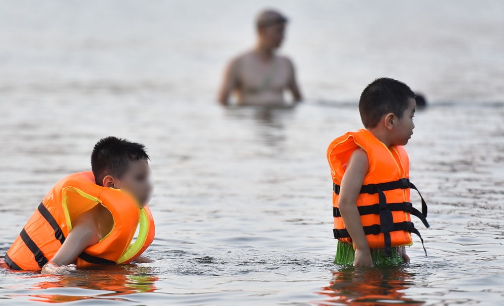 Ảnh: Hà Nội nắng nóng 37 độ C, người lớn, trẻ em biến hồ Linh Đàm thành bãi tắm để giải nhiệt - Ảnh 4.
