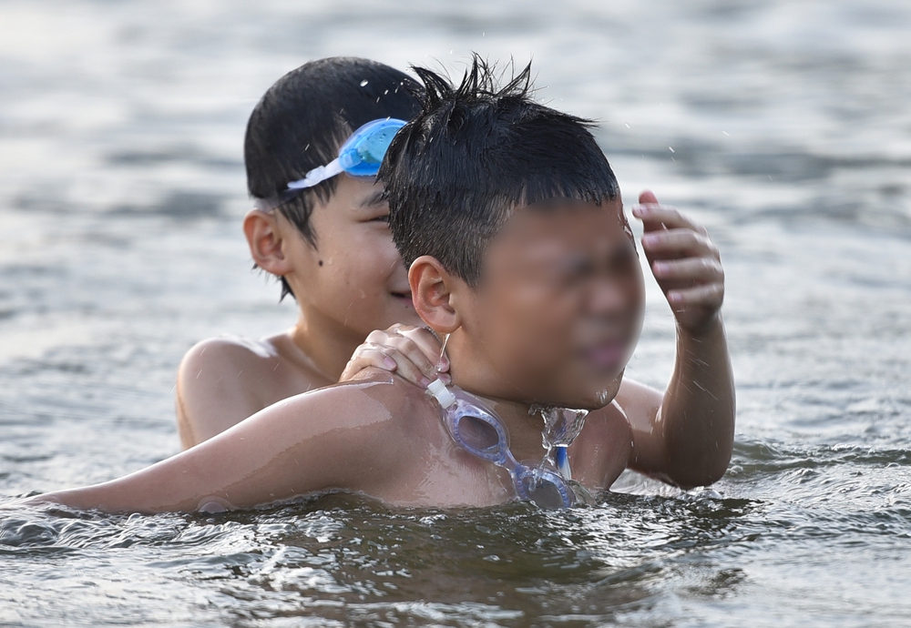 Ảnh: Hà Nội nắng nóng 37 độ C, người lớn, trẻ em biến hồ Linh Đàm thành bãi tắm để giải nhiệt - Ảnh 5. Ảnh: Hà Nội nắng nóng 37 độ C, người lớn, trẻ em biến hồ Linh Đàm thành bãi tắm để giải nhiệt - Ảnh 5.