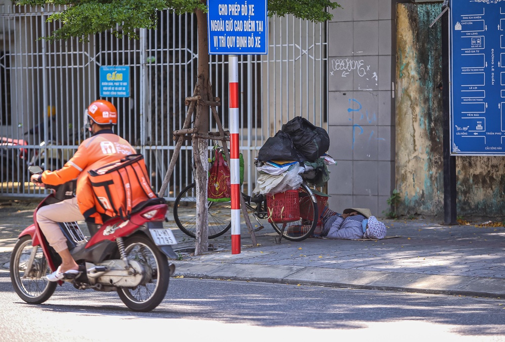 Ảnh: Nhọc nhằn những giấc ngủ 3 không của người lao động dưới cái nắng đổ lửa - Ảnh 4. Ảnh: Nhọc nhằn những giấc ngủ 3 không của người lao động dưới cái nắng đổ lửa - Ảnh 4.