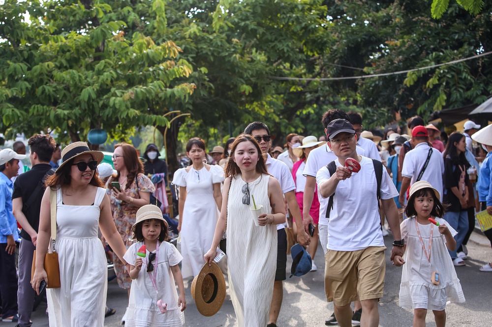 Khách Tây trở lại Hội An sau thời gian dài vắng bóng: Nơi đây vẫn luôn như vậy, rất đẹp và quyến rũ - Ảnh 3. Khách Tây trở lại Hội An sau thời gian dài vắng bóng: Nơi đây vẫn luôn như vậy, rất đẹp và quyến rũ - Ảnh 3.
