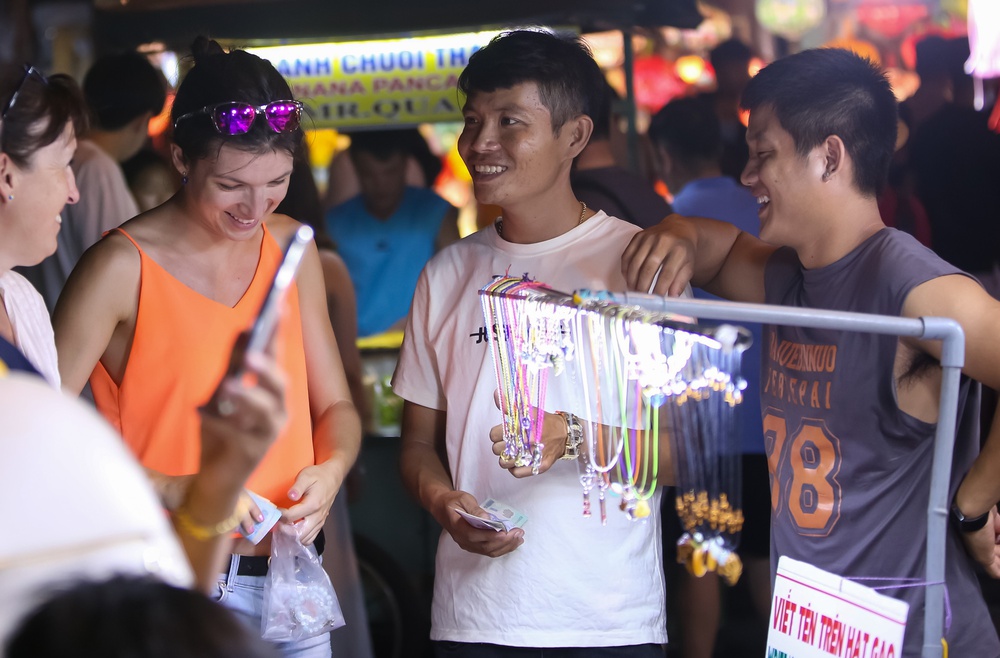 Khách Tây trở lại Hội An sau thời gian dài vắng bóng: Nơi đây vẫn luôn như vậy, rất đẹp và quyến rũ - Ảnh 20. Khách Tây trở lại Hội An sau thời gian dài vắng bóng: Nơi đây vẫn luôn như vậy, rất đẹp và quyến rũ - Ảnh 20.