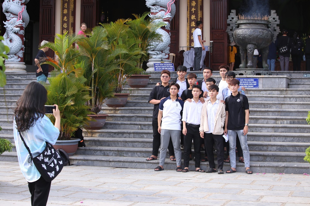 Sĩ tử Đà Nẵng kéo nhau lên chùa Linh Ứng dâng hương trước ngày thi - Ảnh 16.