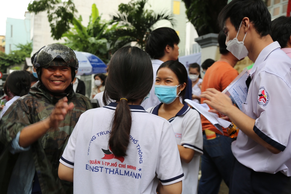  Chùm ảnh nhìn thấy vui lây: Sĩ tử tạo dáng đủ kiểu, thi xong rồi cả nhà ơi!  - Ảnh 13.