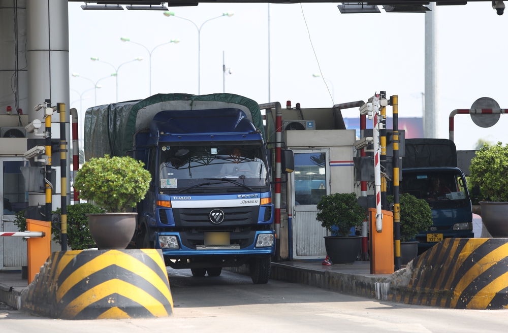 Ngày đầu thực hiện thu phí không dừng: Nhiều tài xế quay xe, bị mời khỏi cao tốc vì không dán thẻ - Ảnh 1.