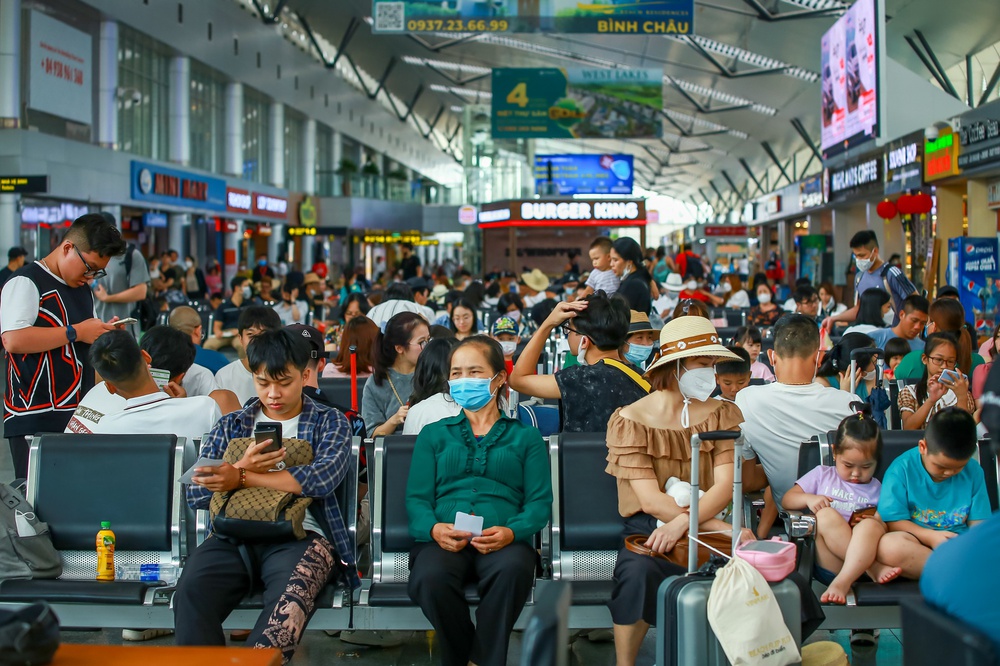 Bức tranh toàn cảnh một Đà Nẵng hồi sinh mạnh mẽ sau đại dịch: Sân bay, đường phố cho đến bãi biển đều đông kín người - Ảnh 2.