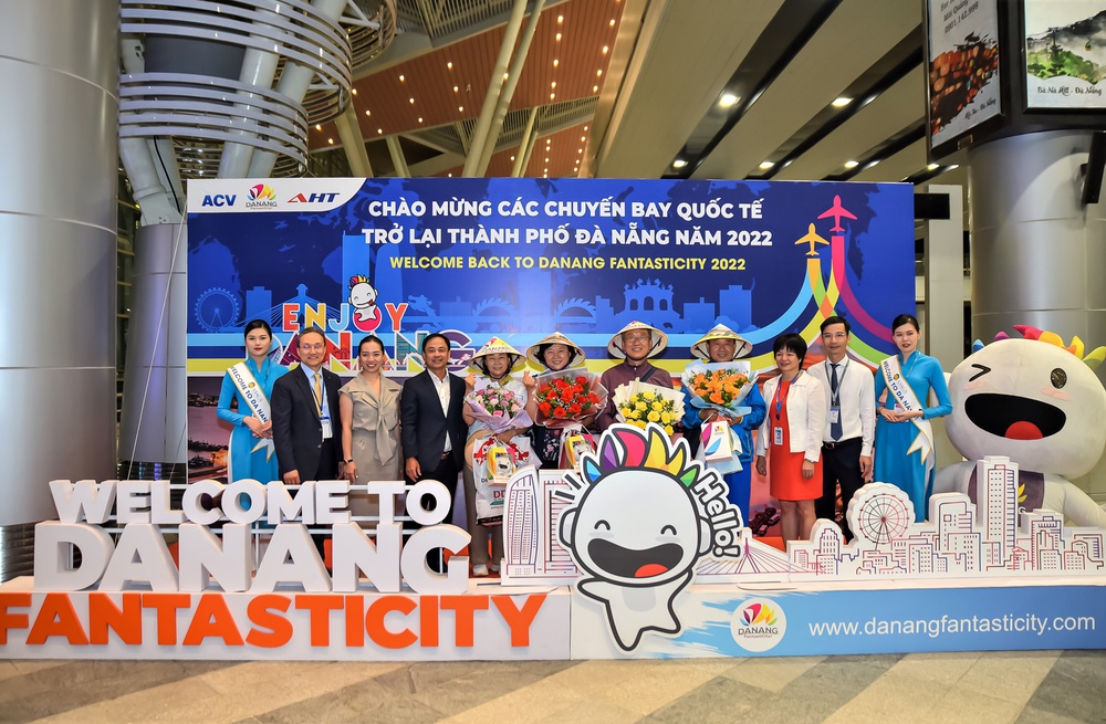 Bức tranh toàn cảnh một Đà Nẵng hồi sinh mạnh mẽ sau đại dịch: Sân bay, đường phố cho đến bãi biển đều đông kín người - Ảnh 3. Bức tranh toàn cảnh một Đà Nẵng hồi sinh mạnh mẽ sau đại dịch: Sân bay, đường phố cho đến bãi biển đều đông kín người - Ảnh 3.