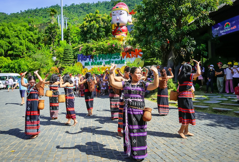 Bức tranh toàn cảnh một Đà Nẵng hồi sinh mạnh mẽ sau đại dịch: Sân bay, đường phố cho đến bãi biển đều đông kín người - Ảnh 12. Bức tranh toàn cảnh một Đà Nẵng hồi sinh mạnh mẽ sau đại dịch: Sân bay, đường phố cho đến bãi biển đều đông kín người - Ảnh 12.