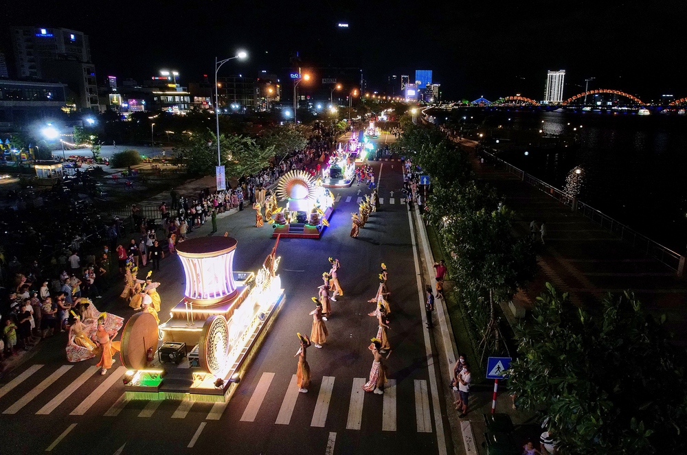 Bức tranh toàn cảnh một Đà Nẵng hồi sinh mạnh mẽ sau đại dịch: Sân bay, đường phố cho đến bãi biển đều đông kín người - Ảnh 7. Bức tranh toàn cảnh một Đà Nẵng hồi sinh mạnh mẽ sau đại dịch: Sân bay, đường phố cho đến bãi biển đều đông kín người - Ảnh 7.