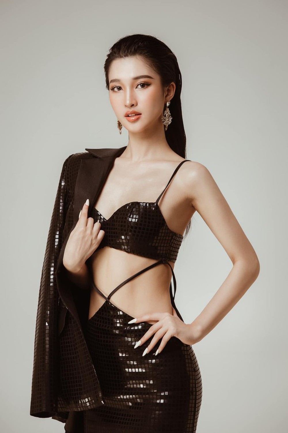 Hiếm hoi diện váy cut-out táo bạo, Á hậu Phương Nhi khiến fan trầm trồ với nhan sắc nóng bỏng - Ảnh 5.