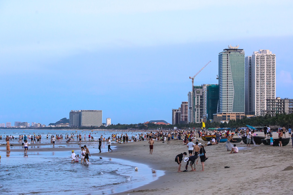 Bức tranh toàn cảnh một Đà Nẵng hồi sinh mạnh mẽ sau đại dịch: Sân bay, đường phố cho đến bãi biển đều đông kín người - Ảnh 18. Bức tranh toàn cảnh một Đà Nẵng hồi sinh mạnh mẽ sau đại dịch: Sân bay, đường phố cho đến bãi biển đều đông kín người - Ảnh 18.