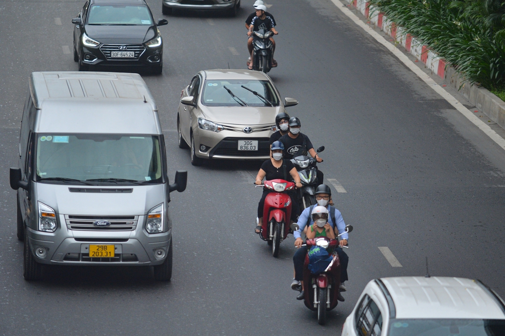 Ngày đầu dựng dải phân cách trên đường Nguyễn Trãi: Giao thông hỗn loạn, xe máy vẫn giữ thói quen đi vào làn ô tô - Ảnh 14.