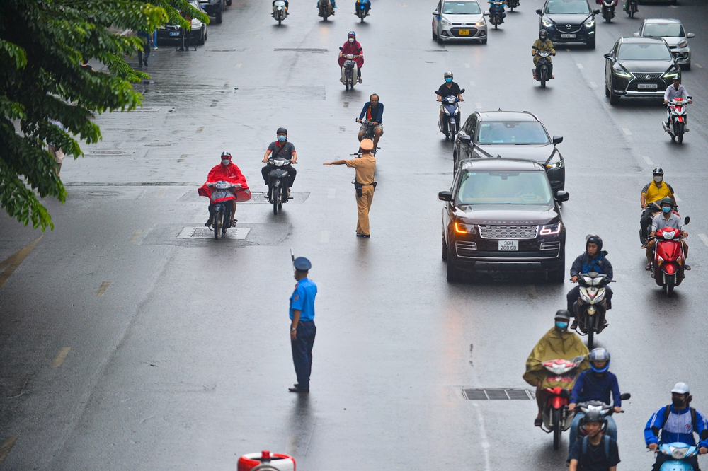 Ngày đầu dựng dải phân cách trên đường Nguyễn Trãi: Giao thông hỗn loạn, xe máy vẫn giữ thói quen đi vào làn ô tô - Ảnh 10.