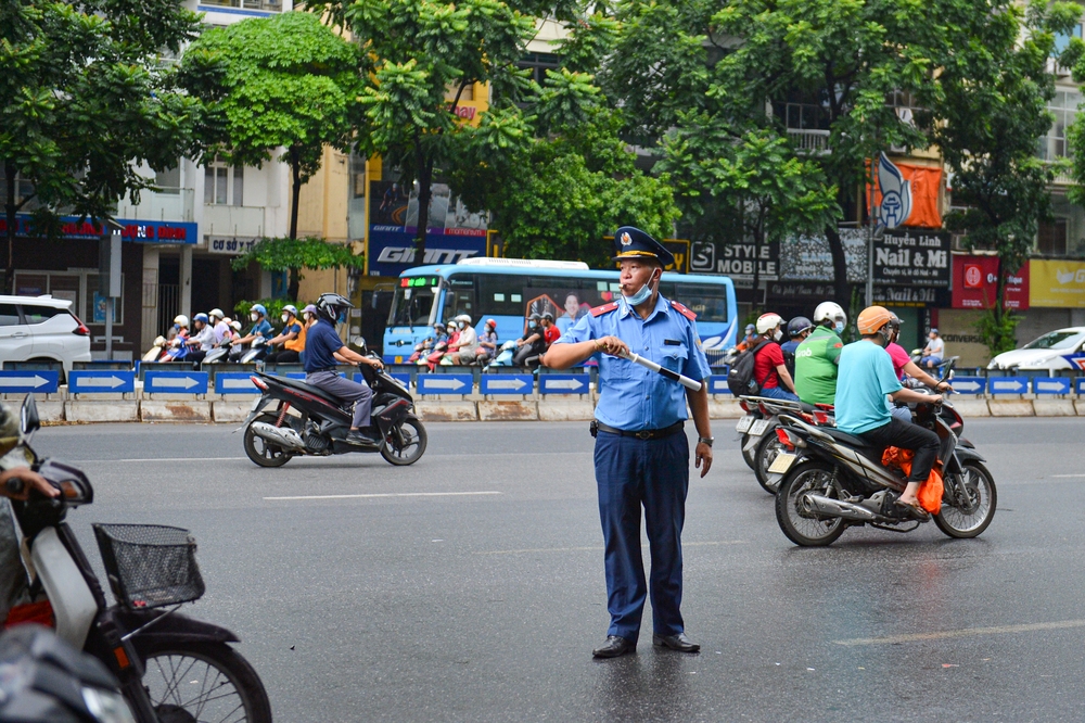 Ngày đầu dựng dải phân cách trên đường Nguyễn Trãi: Giao thông hỗn loạn, xe máy vẫn giữ thói quen đi vào làn ô tô - Ảnh 9.