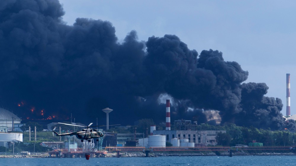 Clip: Toàn cảnh vụ cháy do sét đánh trúng bồn chứa dầu ở Cuba, ít nhất 121 người bị thương và 17 lính cứu hỏa mất tích - Ảnh 6.