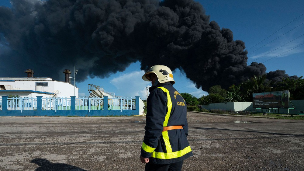 Clip: Toàn cảnh vụ cháy do sét đánh trúng bồn chứa dầu ở Cuba, ít nhất 121 người bị thương và 17 lính cứu hỏa mất tích - Ảnh 10.
