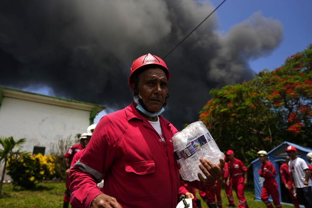 Clip: Toàn cảnh vụ cháy do sét đánh trúng bồn chứa dầu ở Cuba, ít nhất 121 người bị thương và 17 lính cứu hỏa mất tích - Ảnh 9.