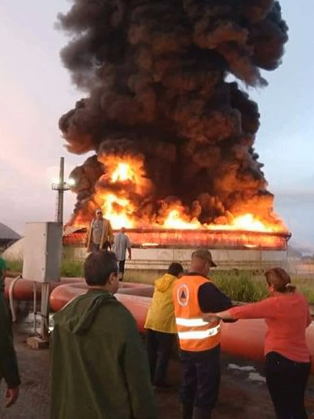 Clip: Toàn cảnh vụ cháy do sét đánh trúng bồn chứa dầu ở Cuba, ít nhất 121 người bị thương và 17 lính cứu hỏa mất tích - Ảnh 7.