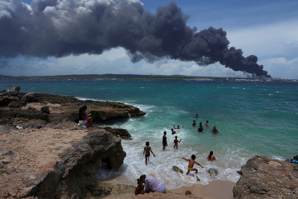 Clip: Toàn cảnh vụ cháy do sét đánh trúng bồn chứa dầu ở Cuba, ít nhất 121 người bị thương và 17 lính cứu hỏa mất tích - Ảnh 11.