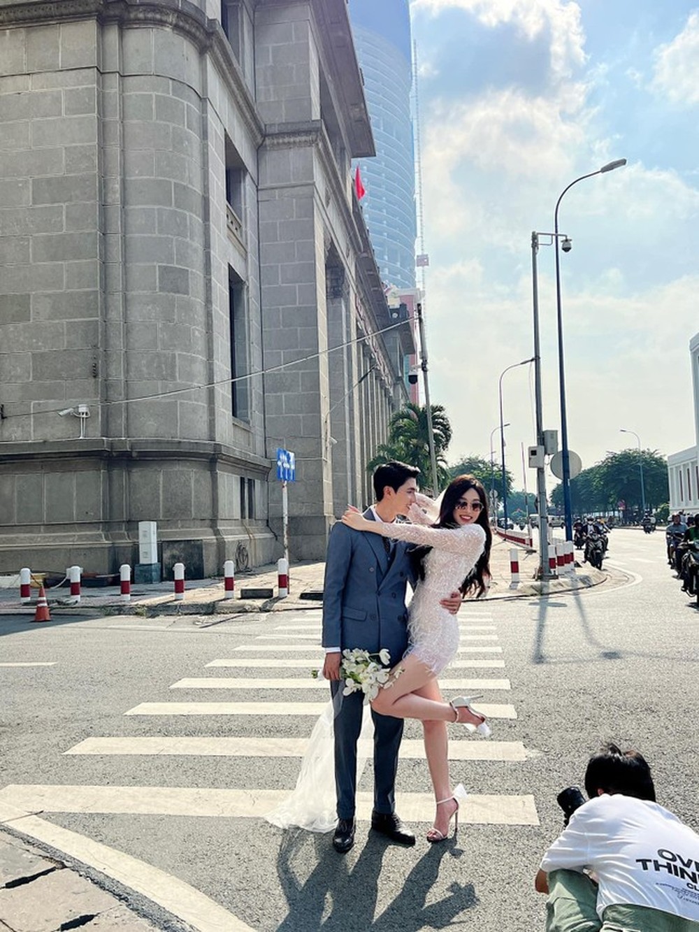 Hé lộ hậu trường chụp ảnh cưới của Á hậu Phương Nga và diễn viên Bình An khiến fan xôn xao - Ảnh 1.