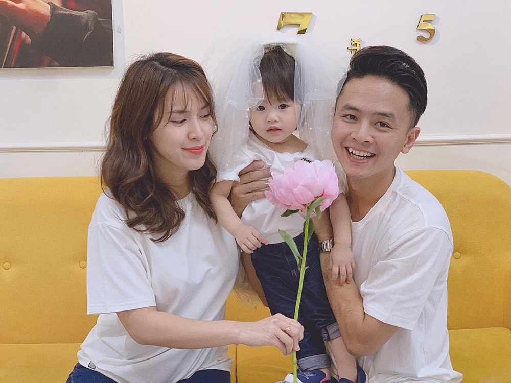 Những cặp vợ chồng nghệ sĩ vượt sóng gió, sống hạnh phúc trong showbiz Việt - Ảnh 6.
