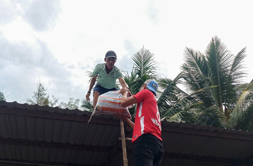 Ảnh: Người dân miền Trung hối hả kéo thuyền, chằng chống nhà cửa chạy bão Noru - Ảnh 14.