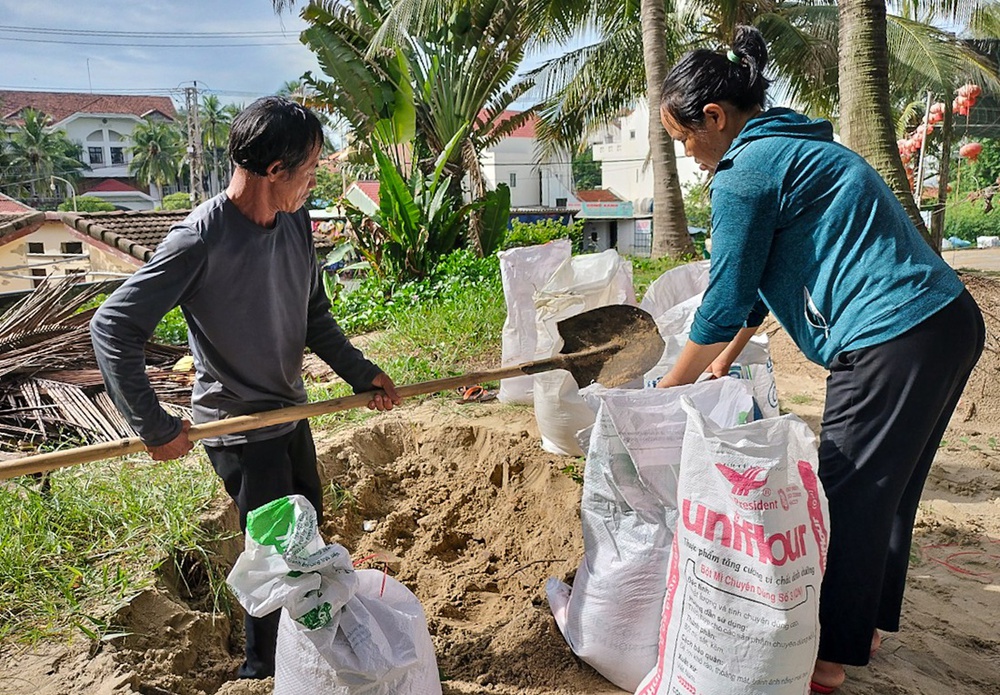 Ảnh: Người dân miền Trung hối hả kéo thuyền, chằng chống nhà cửa chạy bão Noru - Ảnh 12.