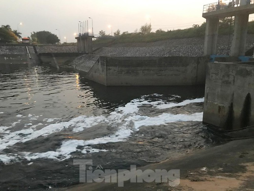  Hà Nội: Bất ngờ kênh dẫn nước Yên Sở bọt trắng như băng đổ ra sông Hồng - Ảnh 1.
