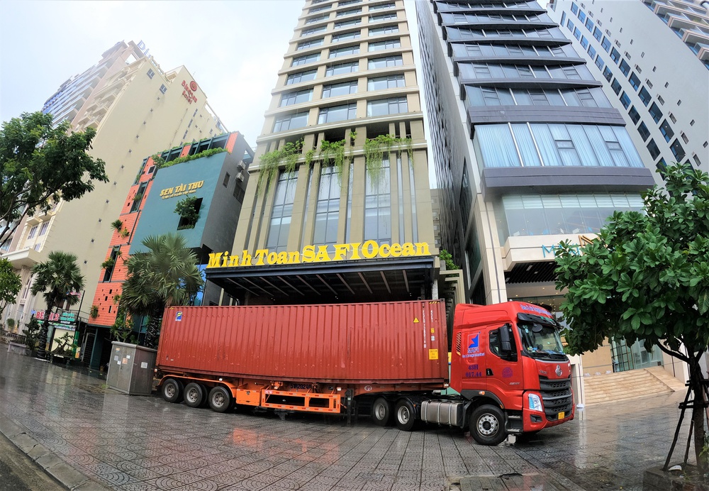 Ảnh: Người Đà Nẵng chi tiền triệu thuê xe container chặn trước nhà để chắn bão - Ảnh 4.
