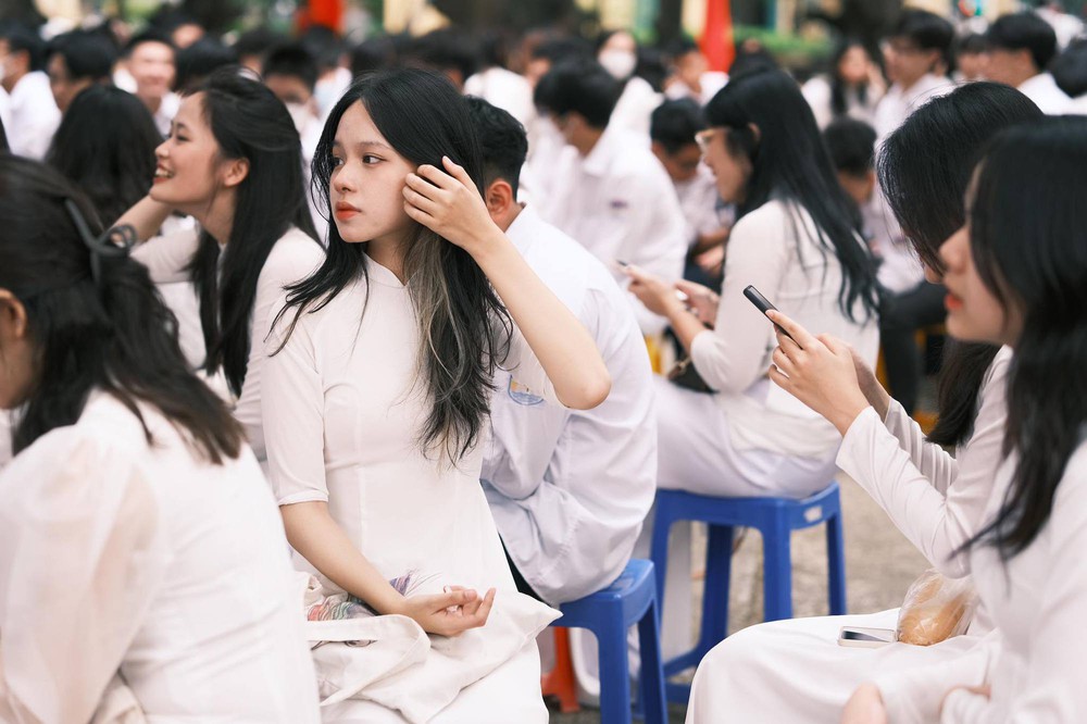 Dàn nữ sinh trong lễ khai giảng, chỉ diện áo dài trắng là ai cũng xinh! - Ảnh 3.
