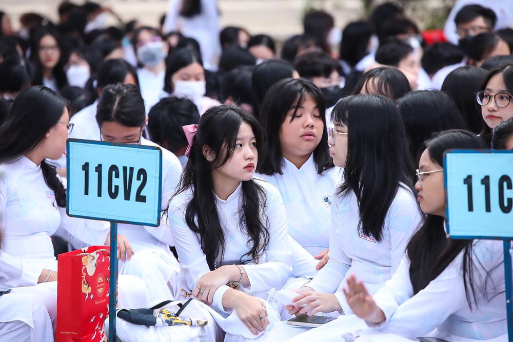 Dàn nữ sinh trong lễ khai giảng, chỉ diện áo dài trắng là ai cũng xinh! - Ảnh 10.