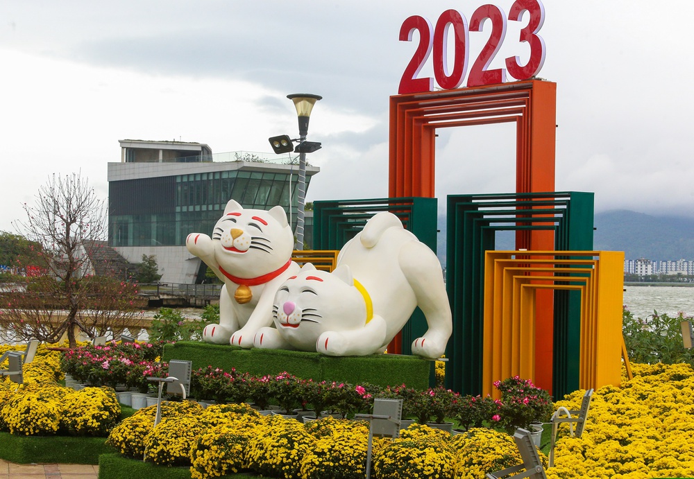 Lộ diện đàn linh vật mèo đủ biểu cảm tại đường hoa Xuân Đà Nẵng - Ảnh 3.
