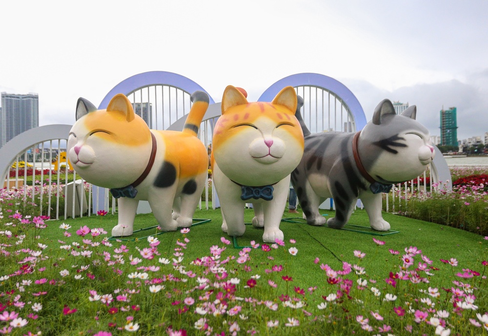 Lộ diện đàn linh vật mèo đủ biểu cảm tại đường hoa Xuân Đà Nẵng - Ảnh 2.